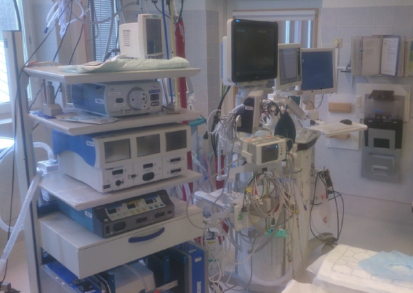Figur 1: Del av standardutrustning i operationssal för hjärtkirurgi